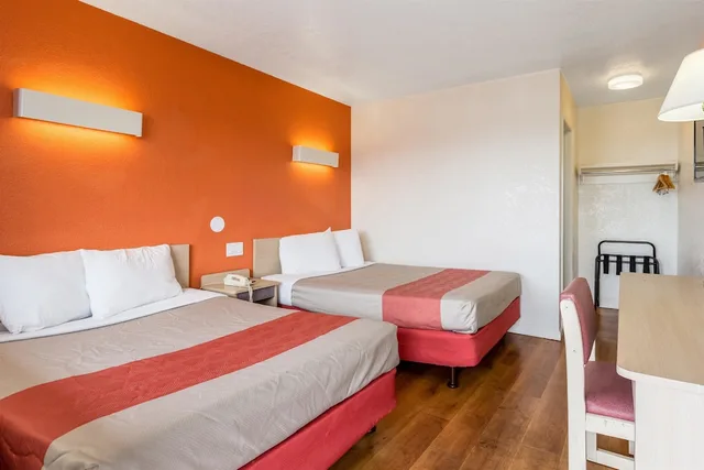 غرفة قياسية بسريرين مزدوجين، Motel6 Albuquerque, NM - Northeast 2/3