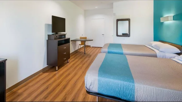 2 Queen Beds - Mobil Access Tub Smk Micfridg، Motel6 Channelview, TX 6/10