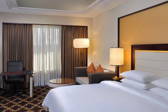 غرفة كلوب بسرير كينج، Sheraton Grand Pune Bund Garden Hotel 6/10