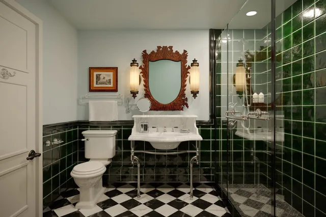 جناح جونيور بسرير كينج بإطلالة على المرسى والبحر، Marine Troon Hotel 6/8