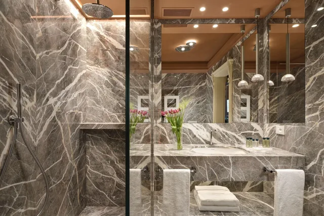 غرفة ديلوكس بإطلالة على البحيرة بشرفة، Villa Cortine Palace Hotel 4/10