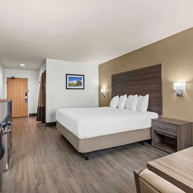 غرفة بسرير كينج بحوض استحمام لذوي الإعاقة، Best Western Plus Caldwell Inn & Suites 1/9