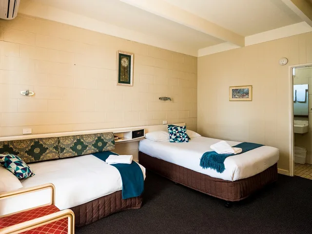 غرفة بسريرين منفصلين، Plainsman Motel 1/2