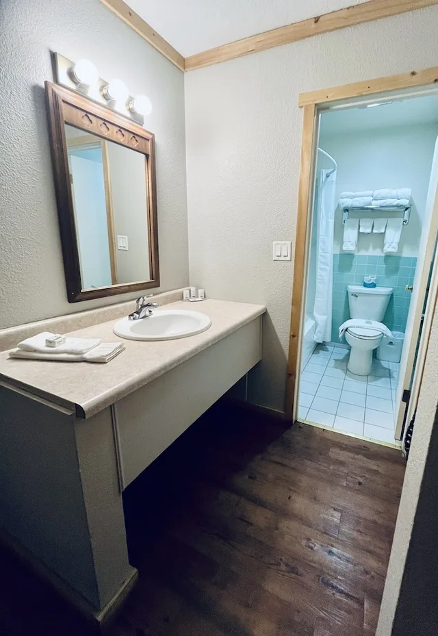 غرفة بسريرين كوين مع أريكة، Americas Best Value Inn-Wall 10/10