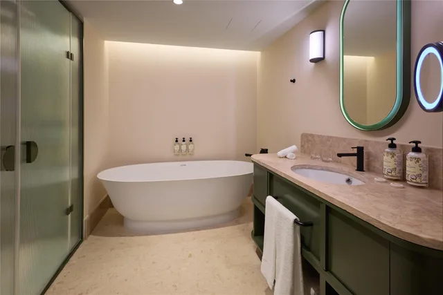 غرفة ديلوكس بسرير كينج، Duo Hotel Lisbon, Curio Collection by Hilton 2/3