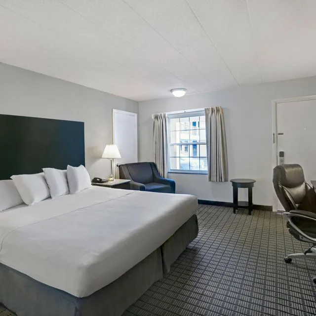 1 King Bed - Mobility Acc Tub Smk Micfridge، Motel6 Washington, PA 3/10