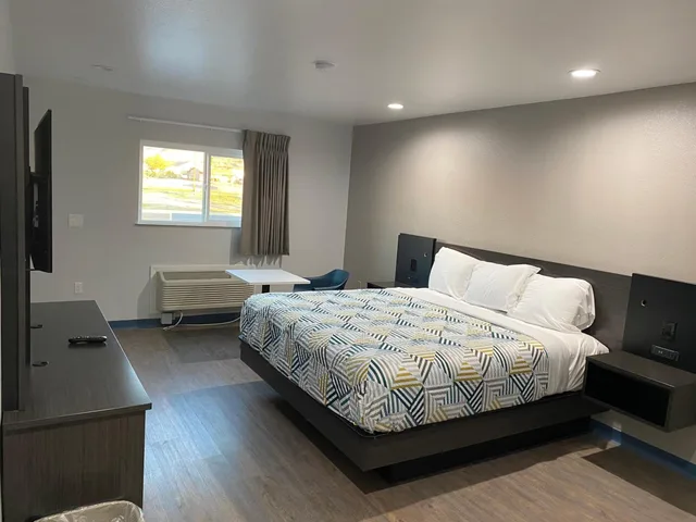 1 King Bed - Non-Smoking, Micfridge، Motel6 Bullhead City, AZ 2/10