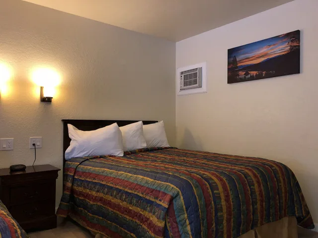 غرفة ديلوكس بسريرين كوين، Cedar Inn & Suites 4/8