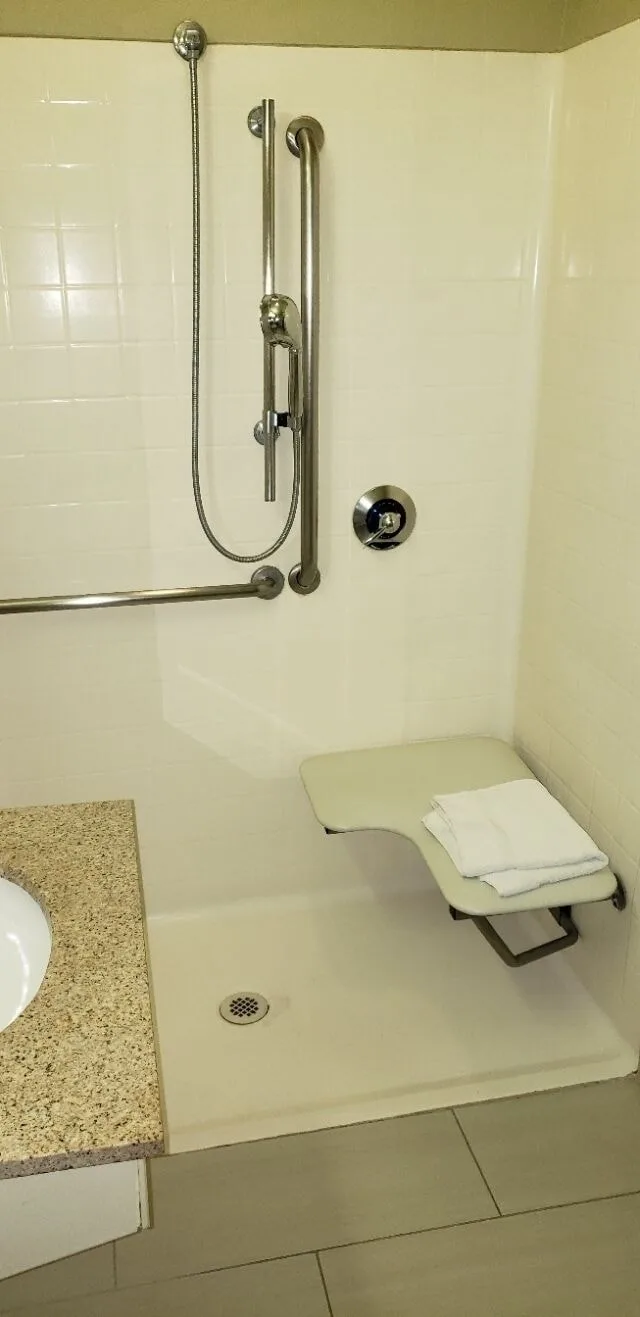غرفة ديلوكس بسرير كينج لذوي الإعاقة، Hotel Marguerite Anaheim/Garden Grove, Trademark Collection 9/10