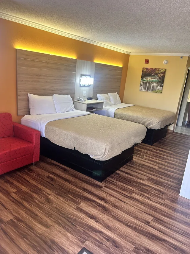 غرفة بسريرين كوين، Home Town Inn And Suites 1/10