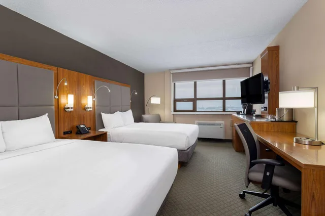 غرفة ديلوكس رباعية بسريرين كوين، Ramada By Wyndham Northern Grand Hotel Conference Centre 1/1