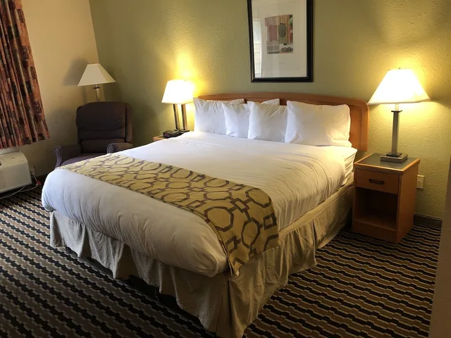 غرفة قياسية بسرير كوين، Baymont by Wyndham Fort Wayne 2/2