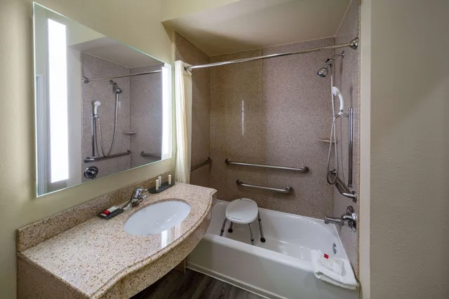 غرفة بسريرين كوين لذوي الإعاقة، La Quinta Inn & Suites by Wyndham Houston New Caney 4/4