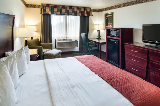 Room, King Bed, Accessible, Quality Inn Midland TX 2/5
