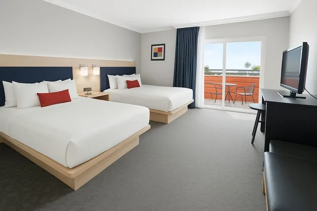 غرفة بسريرين كوين بشرفة، The Live Hotel 1/2