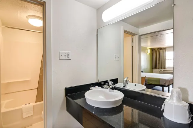 غرفة قياسية بسريرين كوين، Motel6 Dallas, TX - Forest Lane 5/10