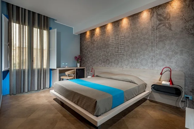 غرفة بسرير كوين بإطلالة على الفناء بشرفة، Hotel Vento Del Sud 1/8