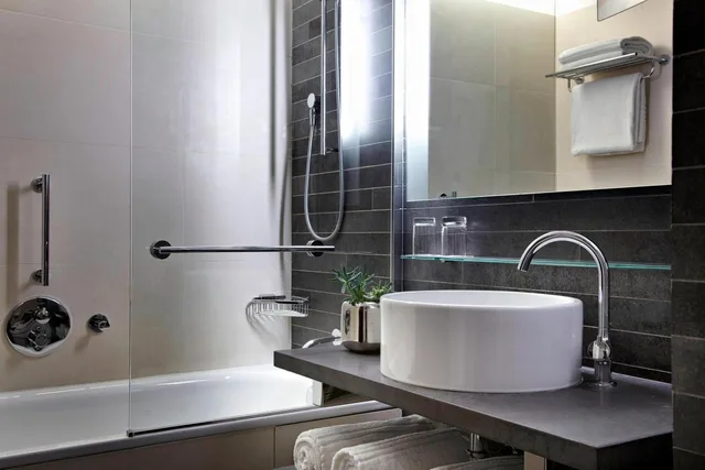 غرفة بريستيج بسرير كينج بإطلالة على الحديقة بشرفة، Renaissance Paris Arc de Triomphe Hotel 10/10