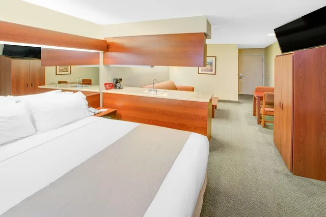 جناح بسرير كوين لذوي الإعاقة، Microtel Inn & Suites by Wyndham Hattiesburg 2/6