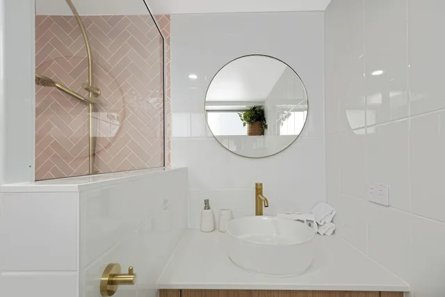 Adjoining, 1 Queen and 1 Double Bed، BAYVIEW TOWER 5/5