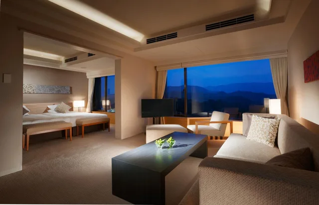 جناح بسريرين منفصلين بإطلالة على الجبل مع أريكة، Toba Hotel International (ex. Toba Kokusai Hotel) 1/1