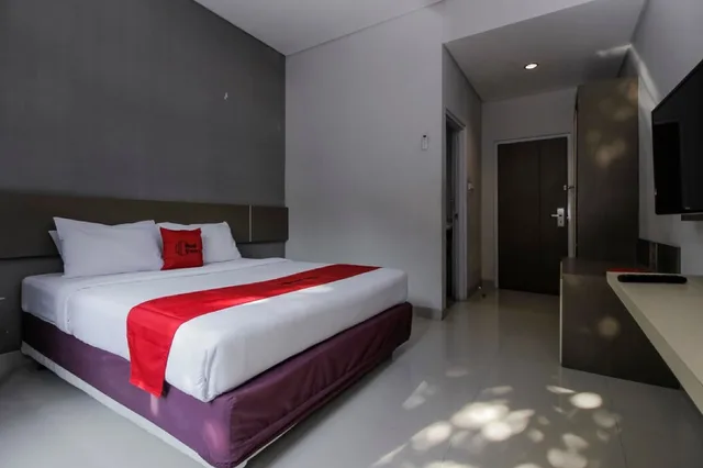 غرفة بسرير مزدوج، Reddoorz Near Gua Sunyaragi 2/6