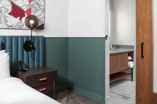 Historical, Guest Room, King Bed, City View، Hotel Forty Five, Macon, a Tribute Portfolio Hotel 2/7
