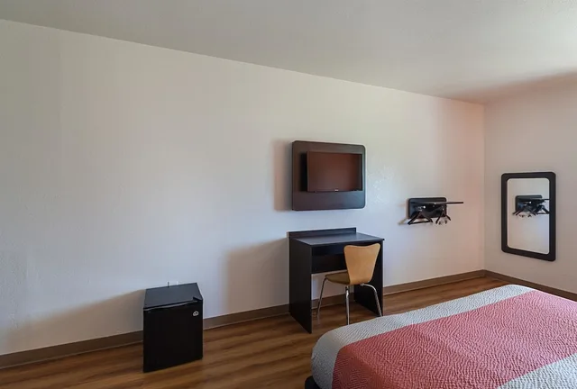 غرفة قياسية بسرير كينج، Motel6 Bedford, TX - Fort Worth 6/8