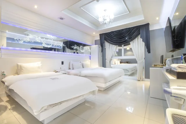 غرفة بسرير مزدوج وسرير فردي، Dom Hotel 2/3