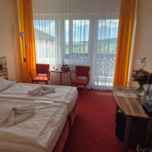 غرفة بسرير كينج بشرفة، PANORAMA HOTEL OBERWIESENTHAL 3/3