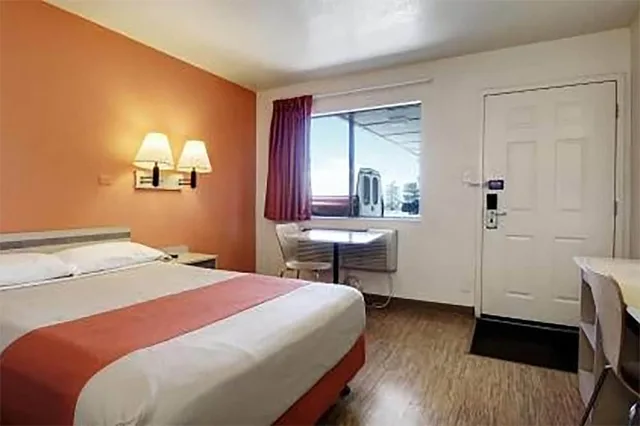 غرفة بسرير مزدوج لذوي الإعاقة، Super 8 by Wyndham Woods Cross/Salt Lake City North 1/4