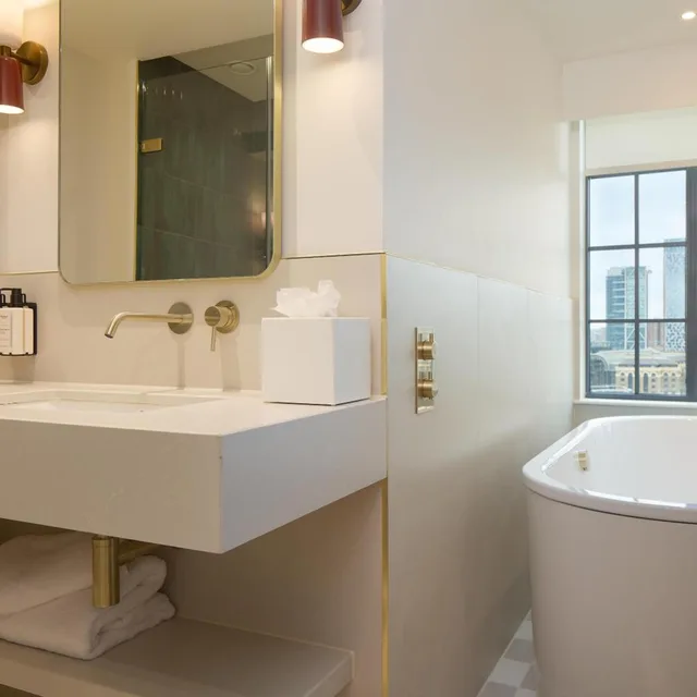 جناح سيغنتشر بسرير مزدوج، The Derby London City, Curio Collection by Hilton 2/3