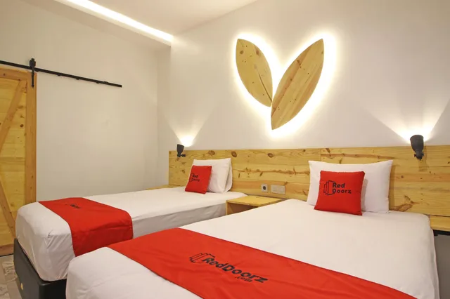 غرفة ديلوكس بسريرين منفصلين، Reddoorz Near Pojok Beteng Yogyakarta 1/4