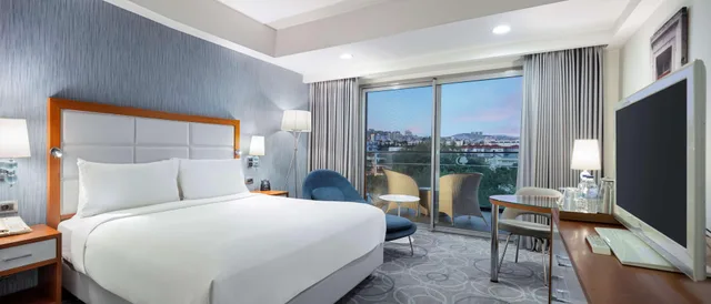 غرفة بسرير كينج بإطلالة على المدينة للمدخنين، Doubletree By Hilton Kusadasi 1/3