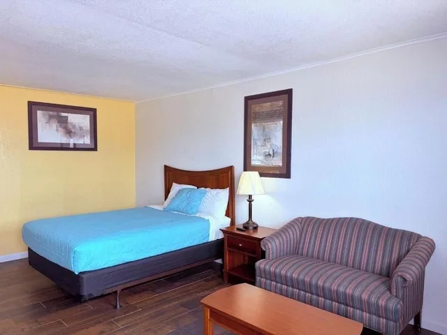 غرفة بسرير كوين لغير المدخنين، Champions Inn Del Rio Near Lake 5/10