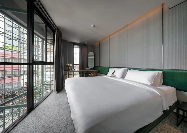 غرفة بسريرين منفصلين بشرفة، Goose Living Bangkok 1/3