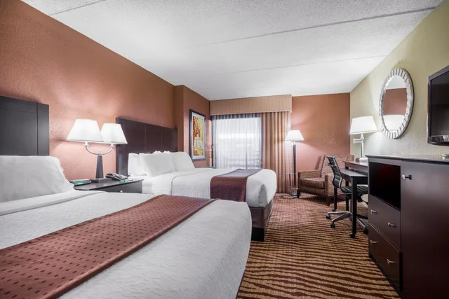 غرفة قياسية بسريرين كوين لذوي الإعاقة، Holiday Inn Manitowoc 3/4