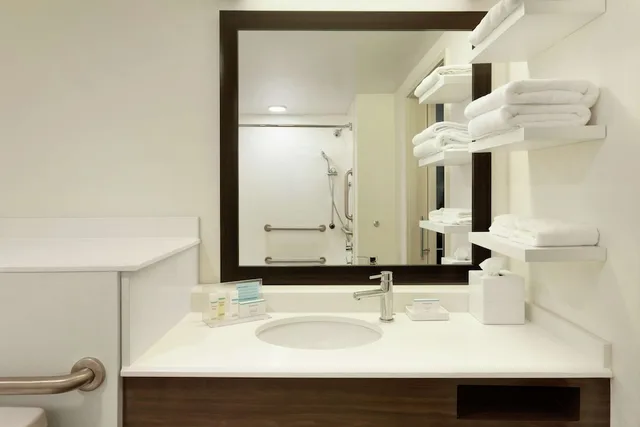 جناح بسرير كينج مع أريكة، Hampton Inn and Suites Springdale 3/3