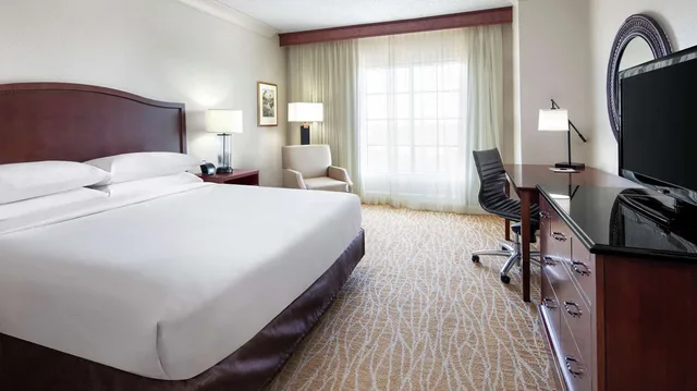 جناح ديلوكس بسرير كينج بغرفتين مع أريكة، Doubletree By Hilton Sunrise Sawgrass Mills 1/2