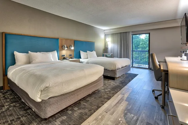 غرفة قياسية بسريرين كوين، Courtyard Hampton 1/4