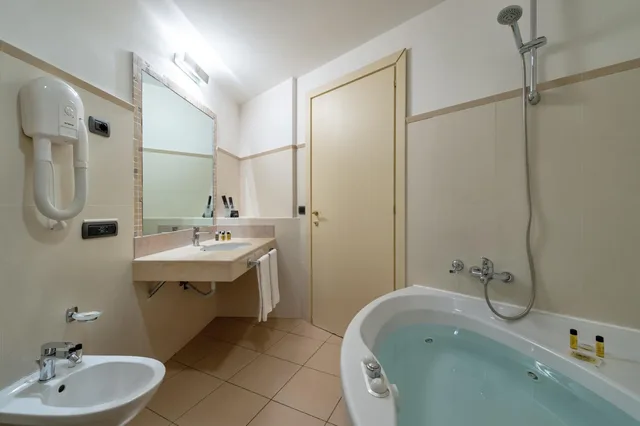جناح جونيور، Grand Hotel Sofia 2/6