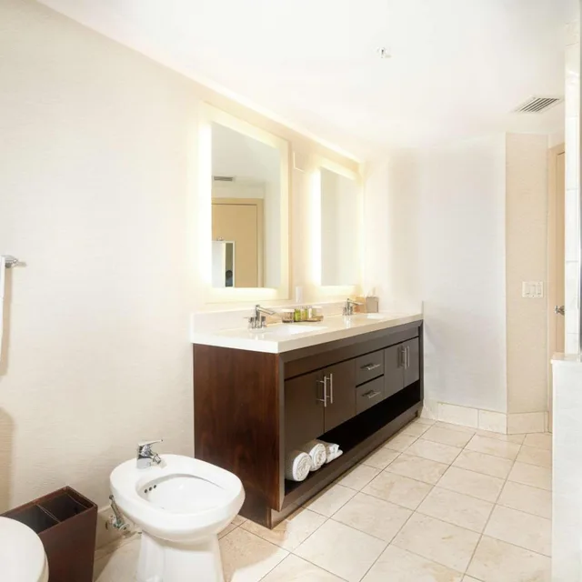 جناح بسرير مزدوج بإطلالة على البحر بغرفتي نوم، Doubletree By Hilton Ocean Point Resort – North Miami Beach 5/9