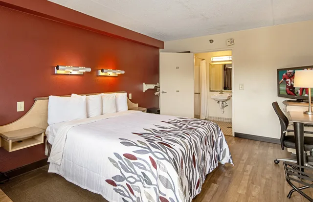 غرفة بسرير كينج لذوي الإعاقة، Red Roof Inn Jacksonville Airport Hotel 1/3