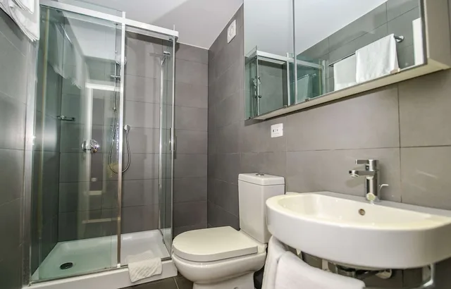 شقة بريميوم بسرير مزدوج بإطلالة على البحر بغرفة نوم واحدة مع أريكة، Park Plaza Verudela Pula 7/9
