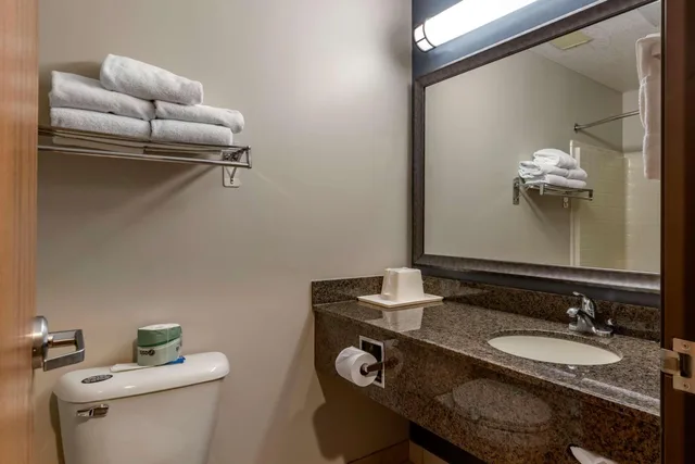 غرفة بسرير كينج بحوض جاكوزي، Best Western Newberg Inn 8/10