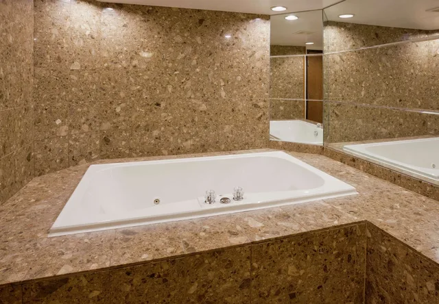 جناح بسرير كينج بإطلالة على البحيرة بغرفتين مع أريكة بحوض جاكوزي، Hampton Inn Duluth Canal Park 7/7