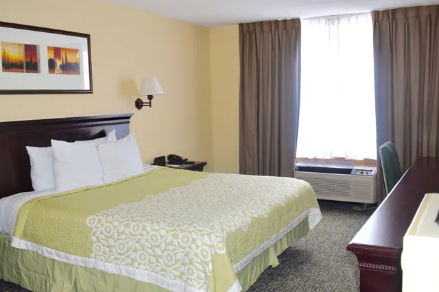 جناح استوديو بسرير كينج لذوي الإعاقة، Days Inn & Suites By Wyndham Tucker/Northlake 2/3
