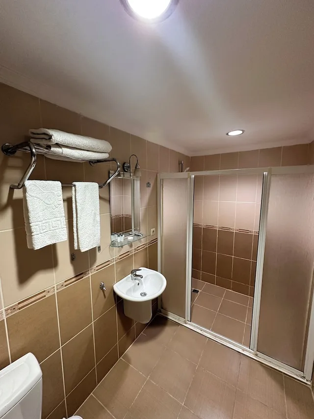 غرفة بسرير مزدوج وسرير فردي، Mina 1 Hotel 5/5