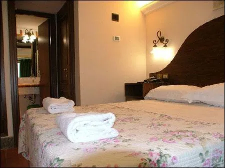غرفة ثلاثية بحمام خاص، Okapi Rooms 3/10