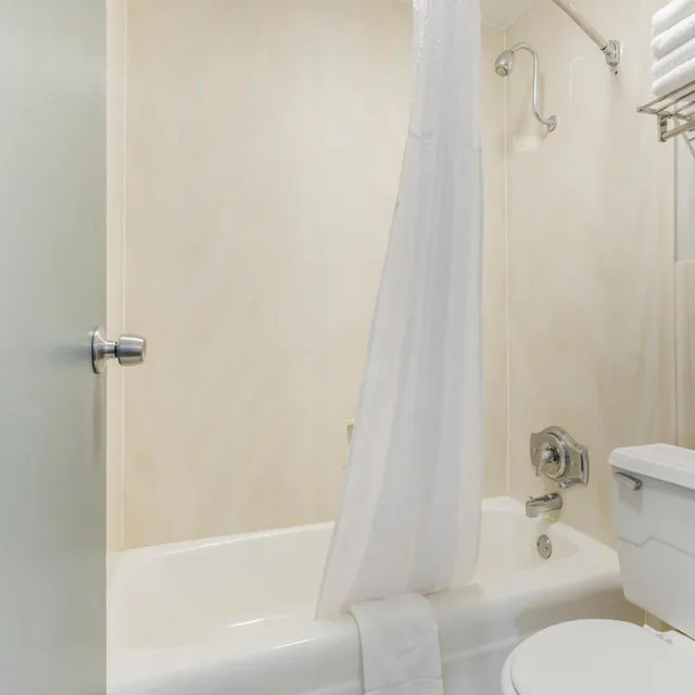 Room, King Bed, Bathtub, Exterior Entrance, Accessible، Quality Inn & Suites Santee I-95 7/8